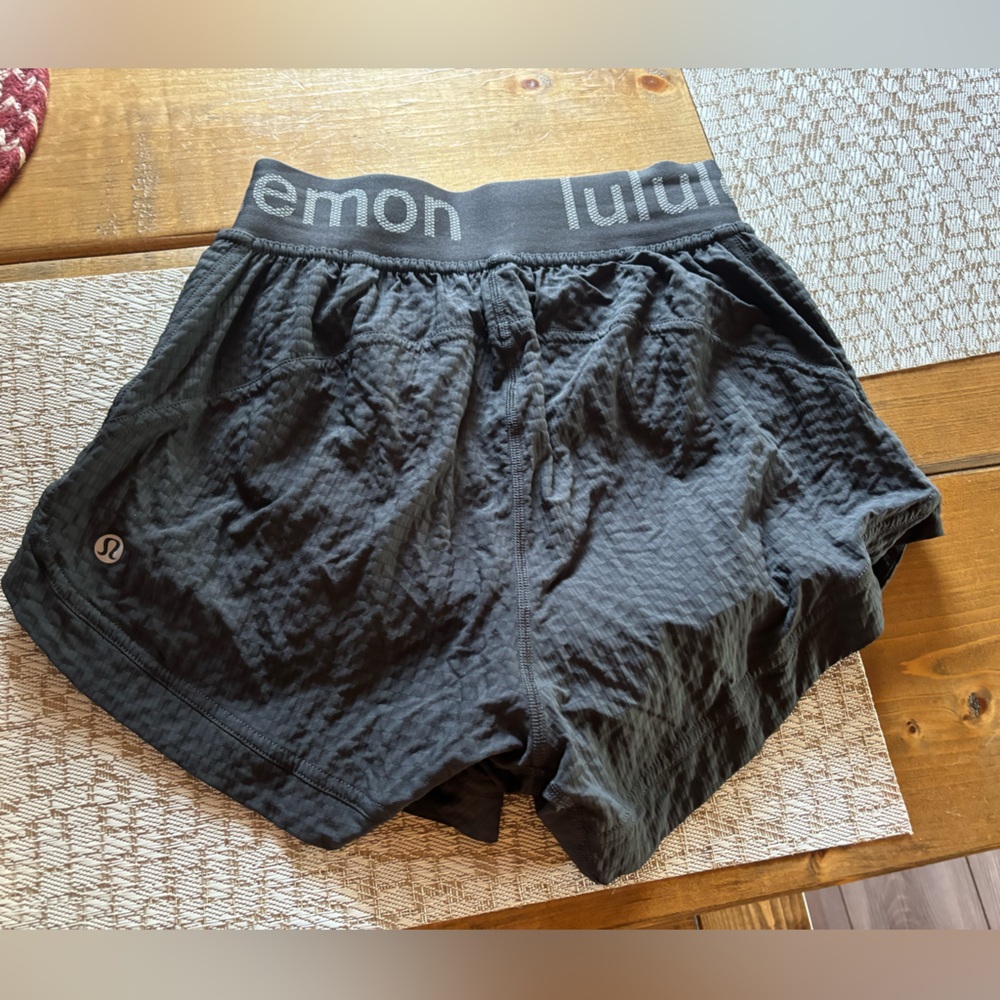Logo waistband HR train short ! Size 2
